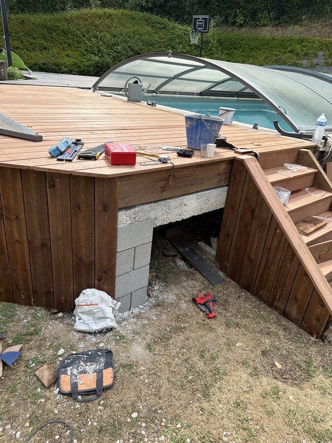 Habillage bois — margelle piscine — Seine Bâtisseur